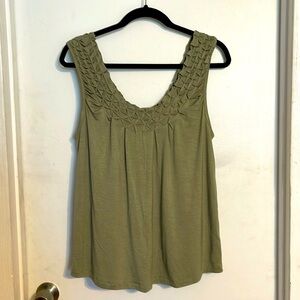 NWT Green Starburst Pintuck Tank Top. Size Small. New. Never worn